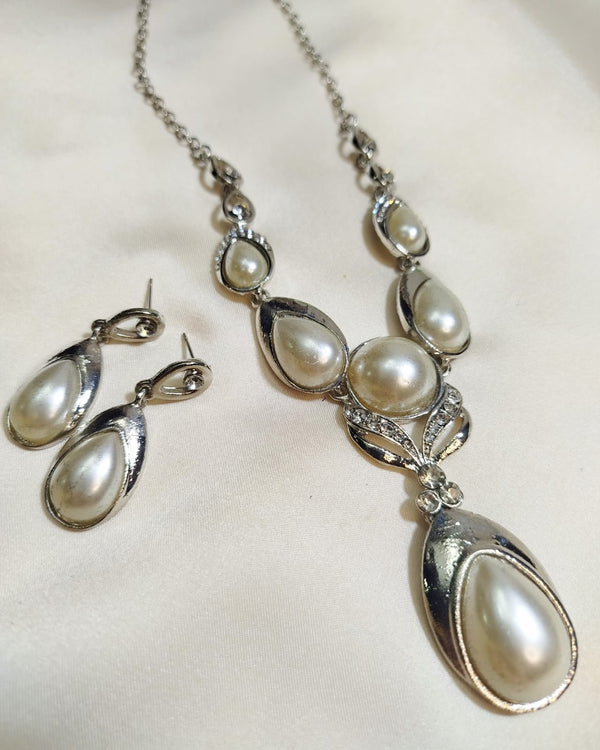 Pearl and Crystal Diamante Necklace and Earrings Set